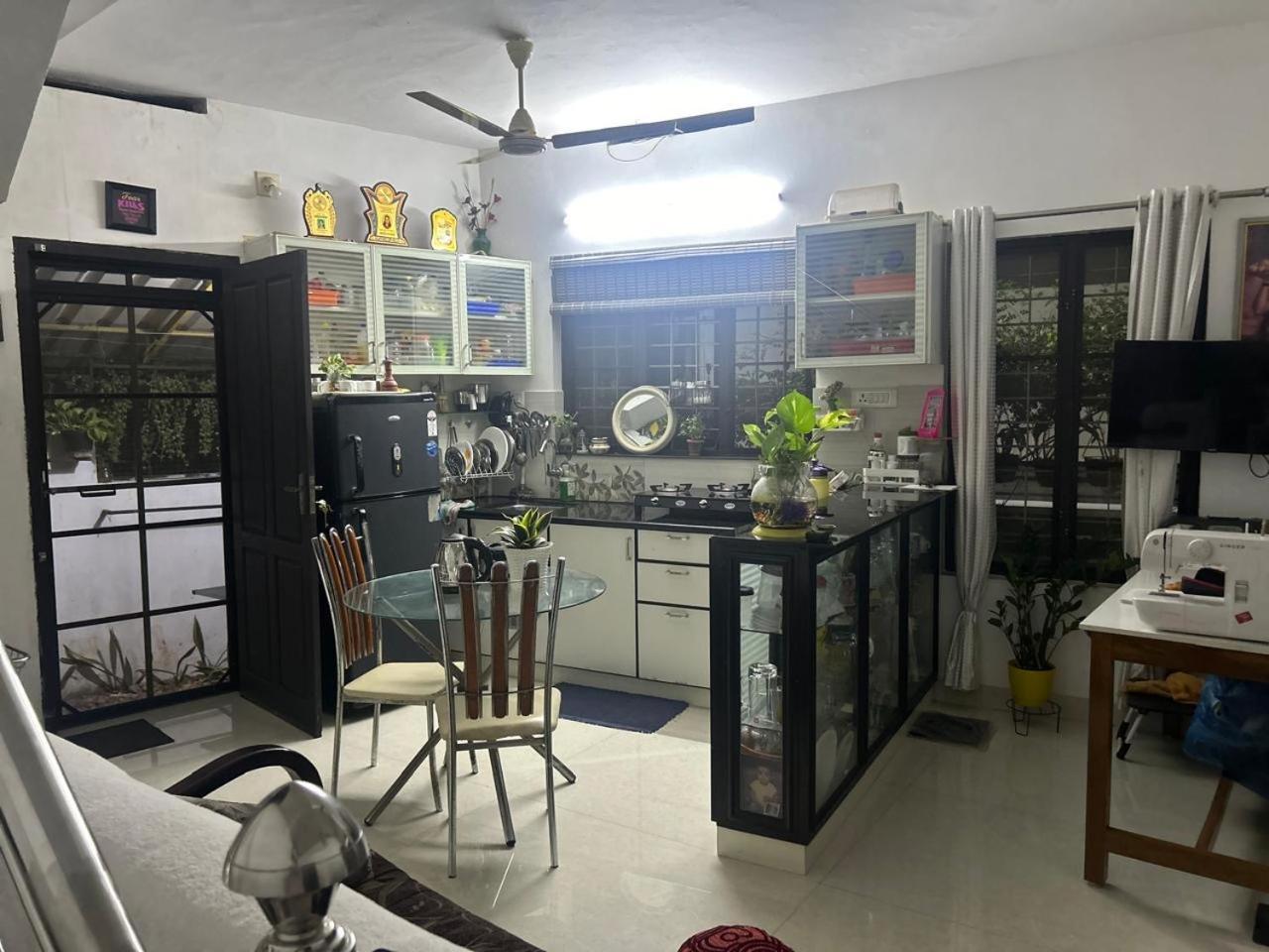 Chaithritha Ladies Homestay Thiruvananthapuram Esterno foto